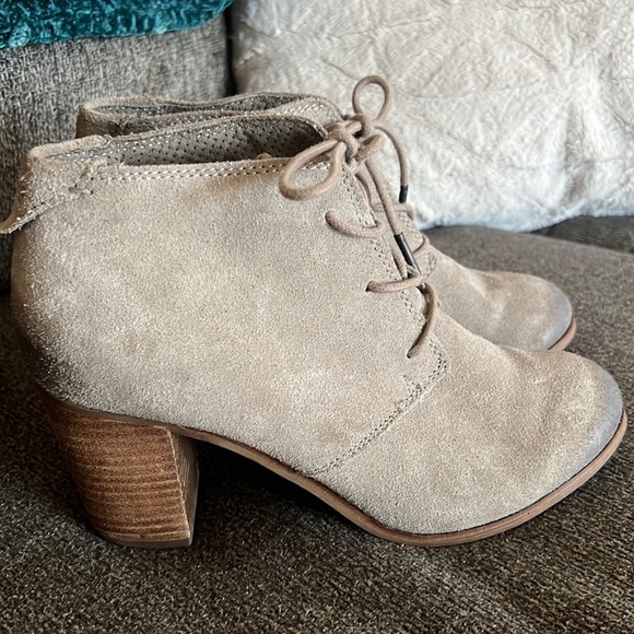 Toms Shoes - Tom's suede distressed lace up stacked taupe oatmeal ankle booties Size 8
